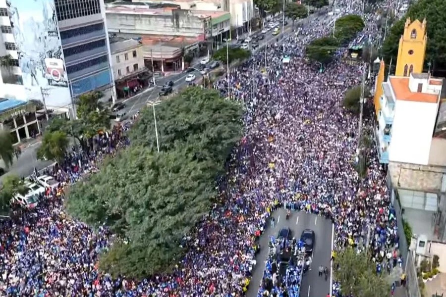 Marcha para Jesus reúne multidão em ruas de SP com Flávio Bolsonaro, Tarcísio e Messias no mesmo trio