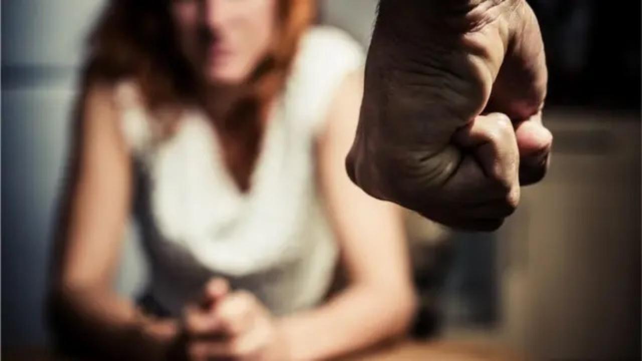Briga em casa é filmada e mulher revela sofrimento: 'Aguentei por muito tempo'; veja vídeo