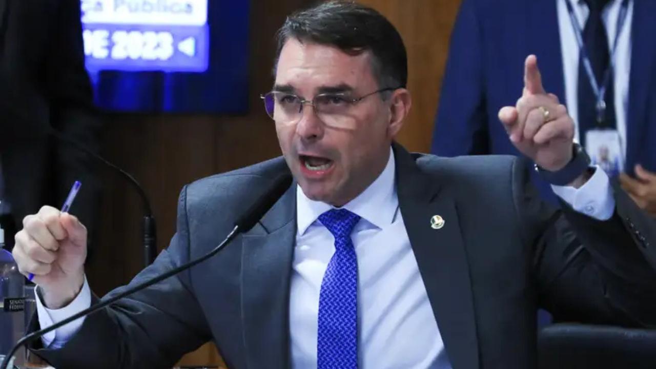 Homem critica Flávio Bolsonaro após proposta dos EUA de taxar exportações brasileiras; veja vídeo
