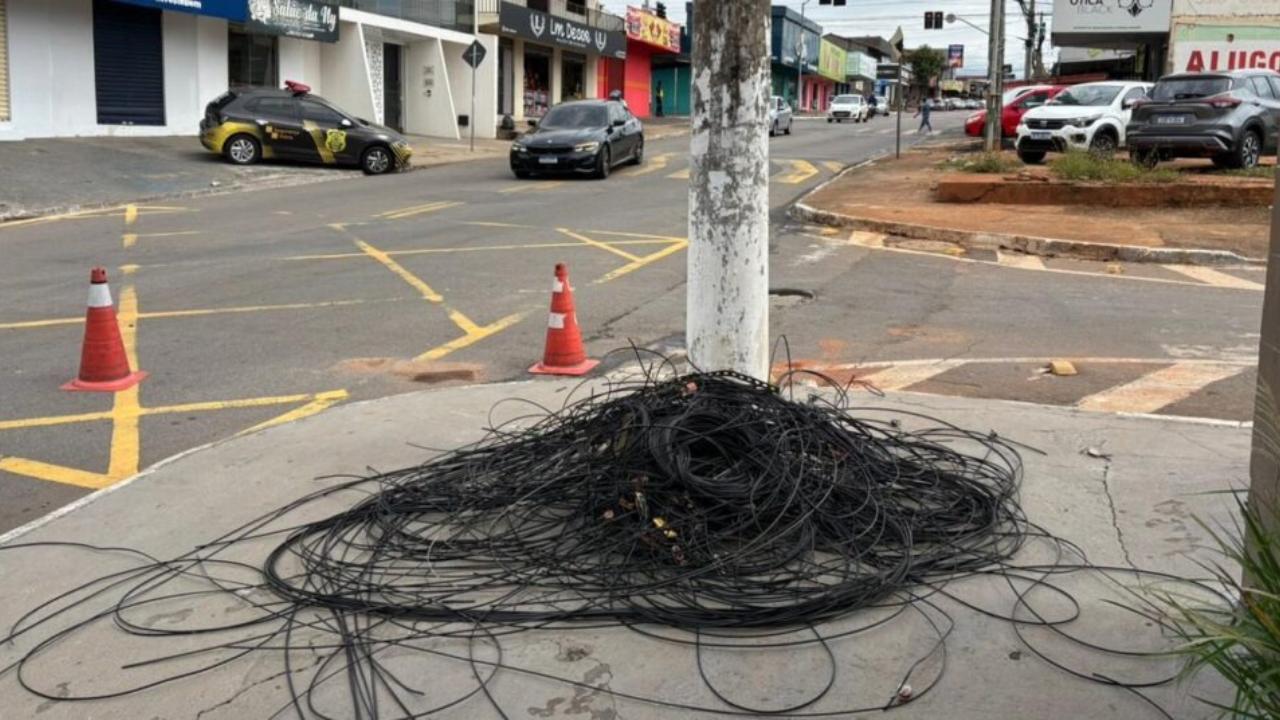 Prefeitura de Goiânia vai multar empresas de telefonia por fios soltos e abandonados nos postes
