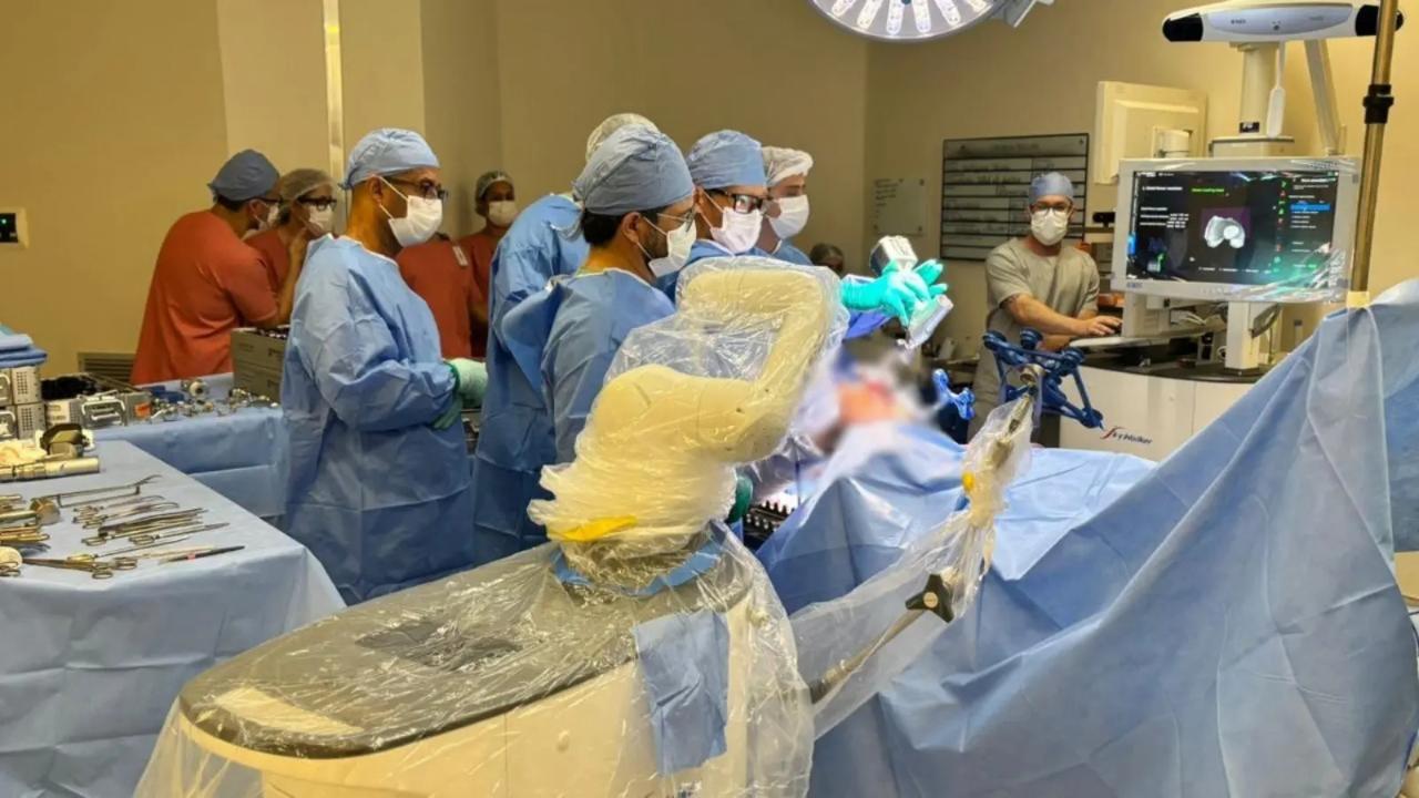 Goiás recebe primeiro robô cirúrgico para prótese de joelho; equipamento é único no Estado