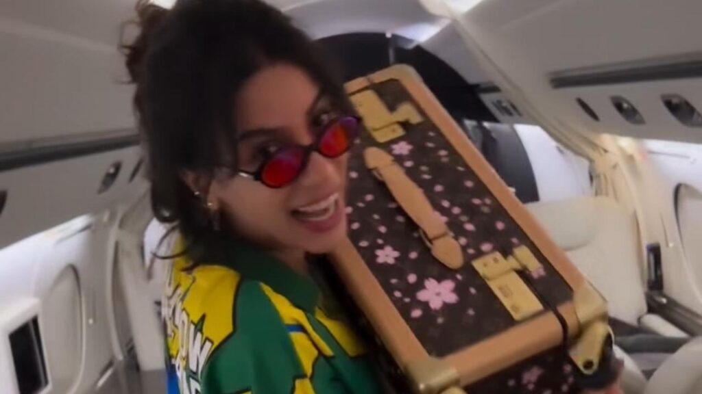 Vídeo: Anitta veste camisa da seleção e embarca para os EUA onde cantará na abertura da copa