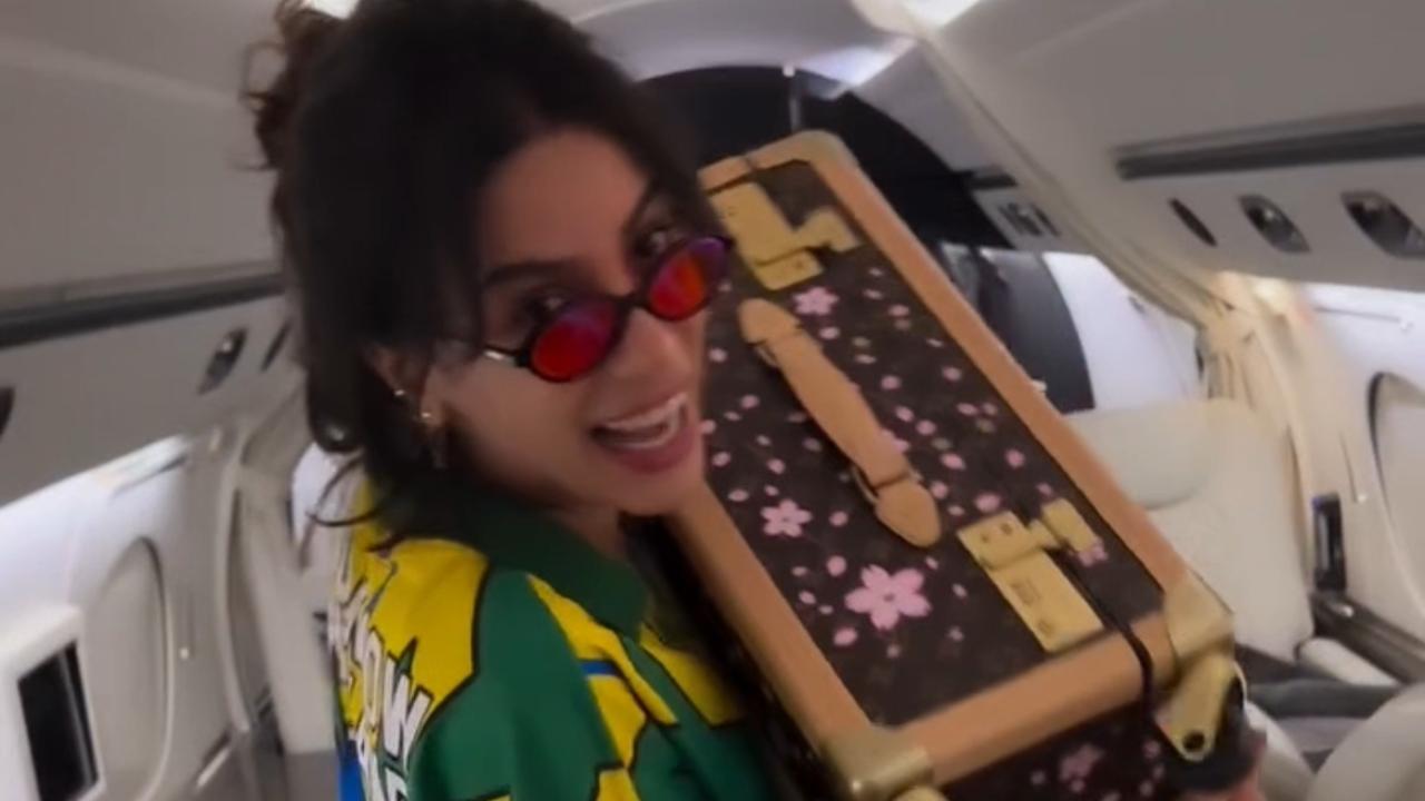 Vídeo: Anitta veste camisa da seleção e embarca para os EUA onde cantará na abertura da copa
