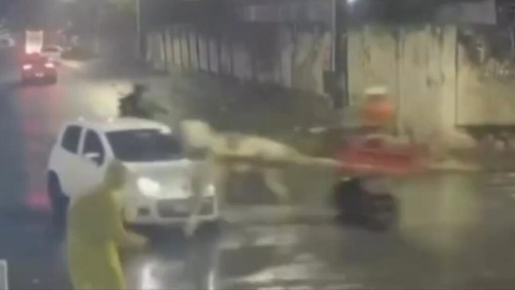 Carroça colide com carro em cruzamento e câmeras registram acidente; assista ao vídeo