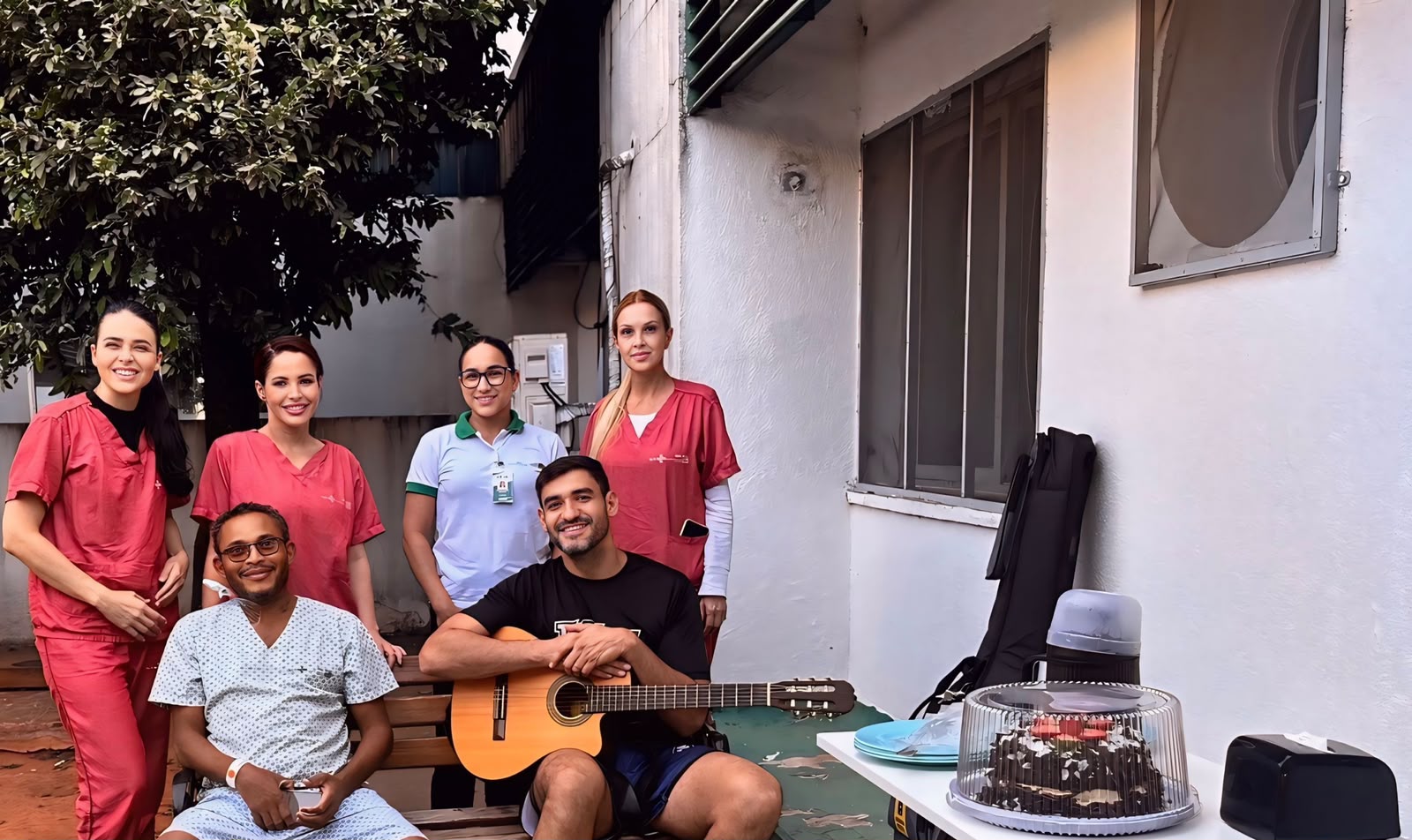 HEJA realiza desejo de paciente internado há 101 dias com bolo e tarde no jardim