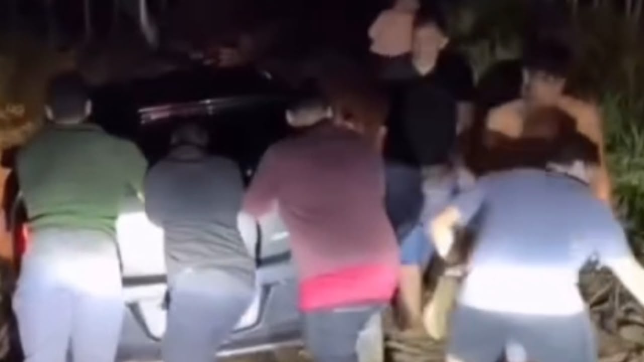 Vídeo: Jogador Hulk ajuda moradores a retirar veículo preso na lama