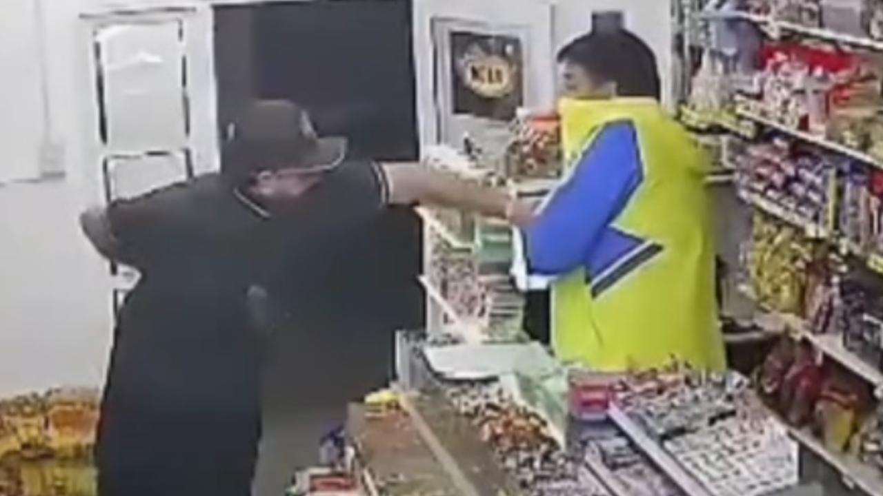 Comerciante reage a assalto e atira no rosto de criminoso durante luta; assista ao vídeo