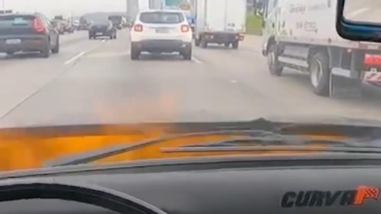 Capô de carro esportivo levanta com clarão e veículo pega fogo em rodovia; assista ao vídeo