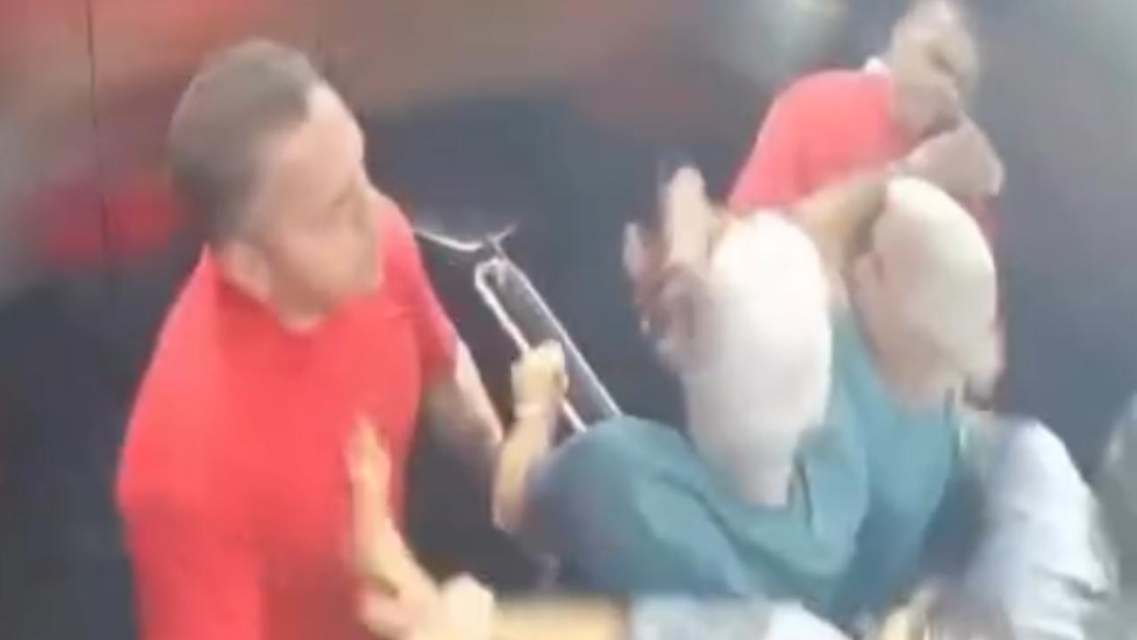 Policial aposentado agride idoso a socos e chutes dentro de elevador; veja vídeo