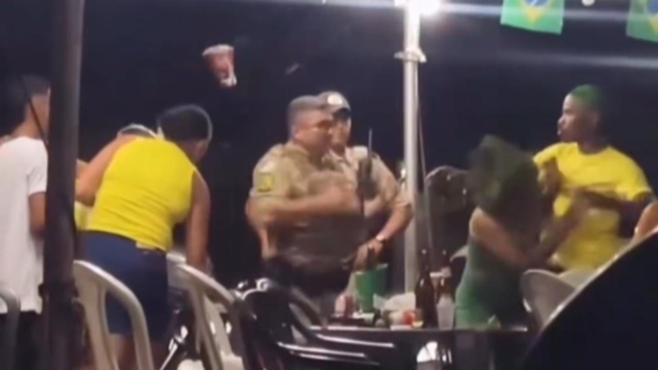 Homem arremessa lata de cerveja no rosto de PM durante confusão; assista ao vídeo