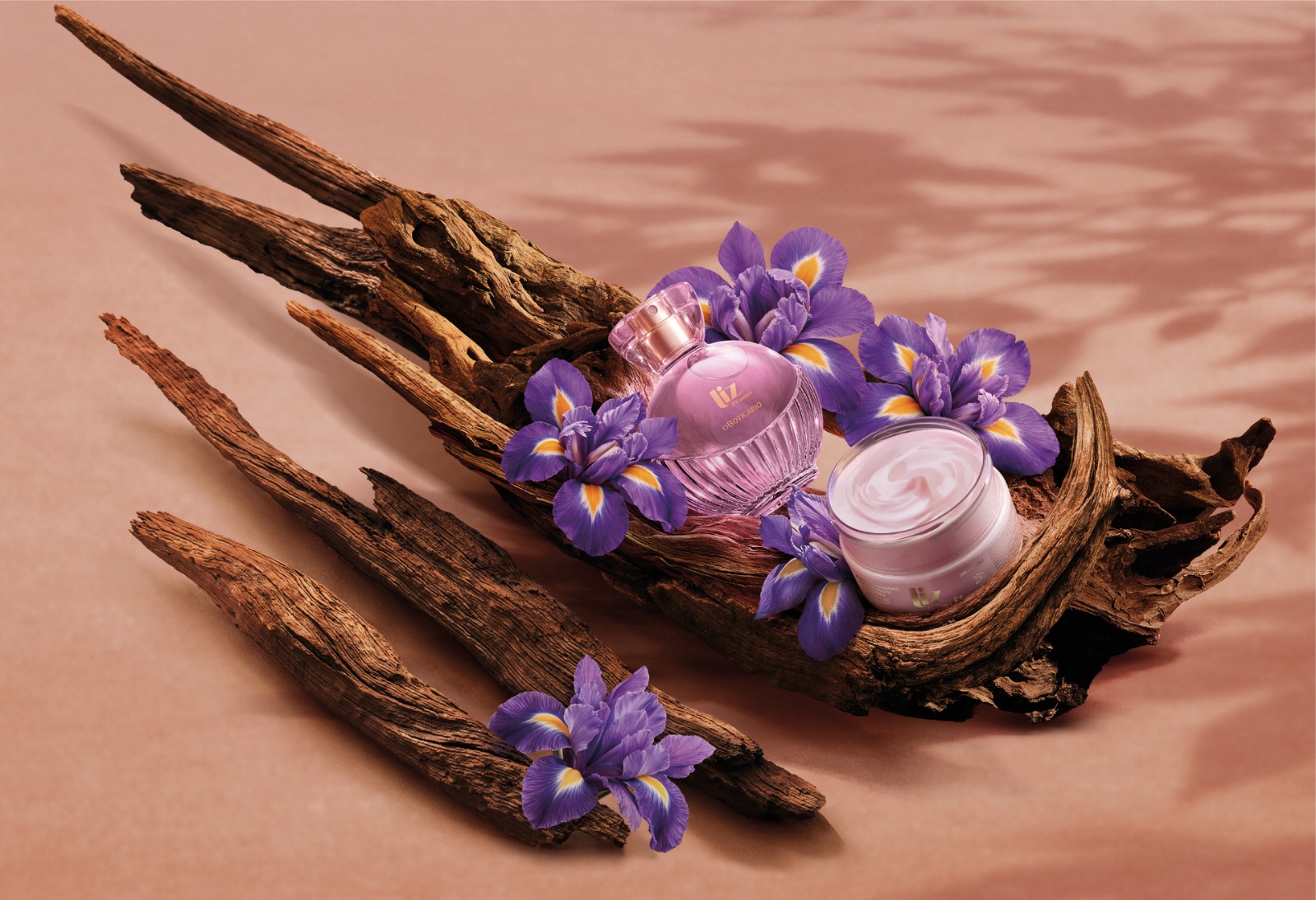 Com ingrediente raro da perfumaria internacional, O Boticário redefine o amadeirado feminino no lançamento de Liz D'Essence