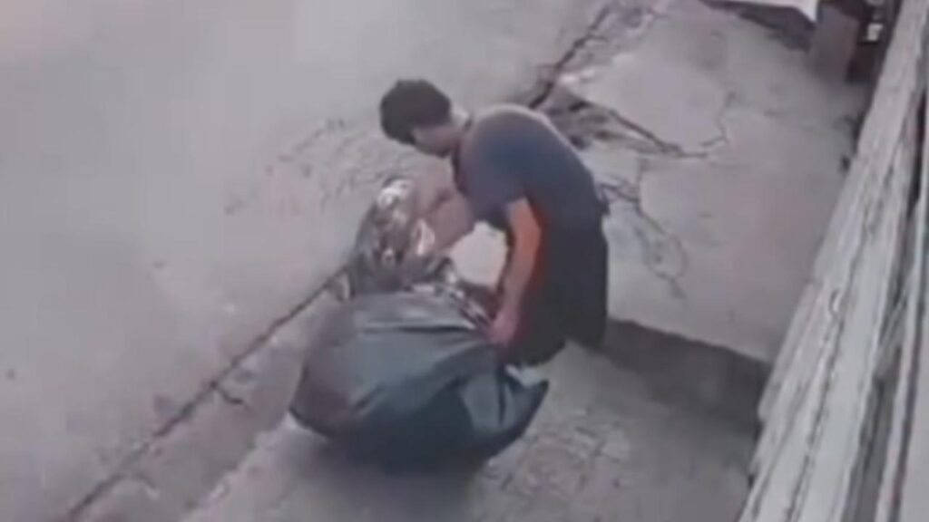 Homem que catava lixo abandona sacolas e agride mulher aleatoriamente; assista ao vídeo