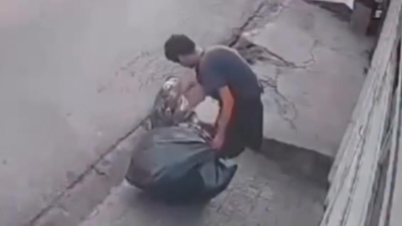 Homem que catava lixo abandona sacolas e agride mulher aleatoriamente; assista ao vídeo