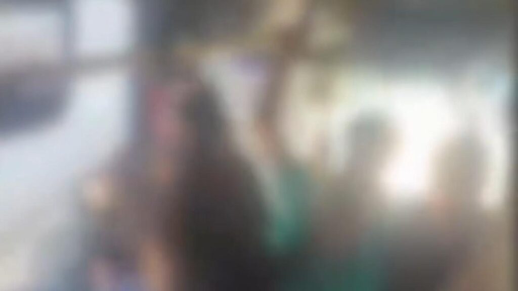 Vídeo: Idosa é agredida por duas passageiras dentro de ônibus lotado em Goiânia