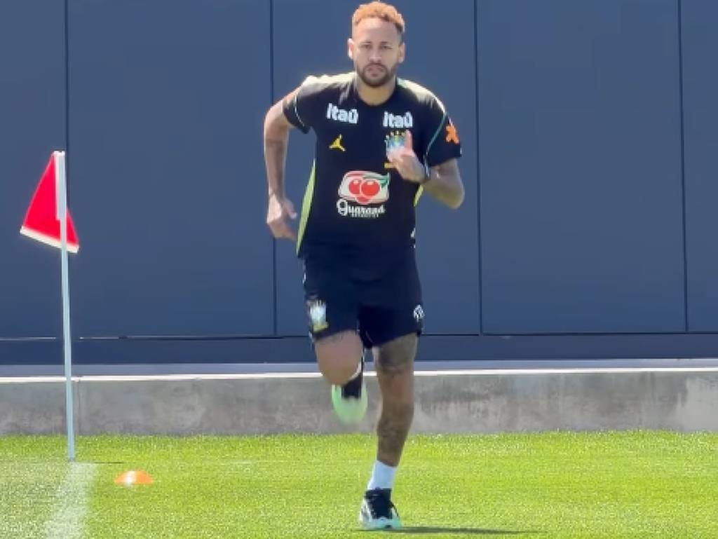 Neymar vai a campo pela primeira vez em treinamento nos EUA e brinca com a bola