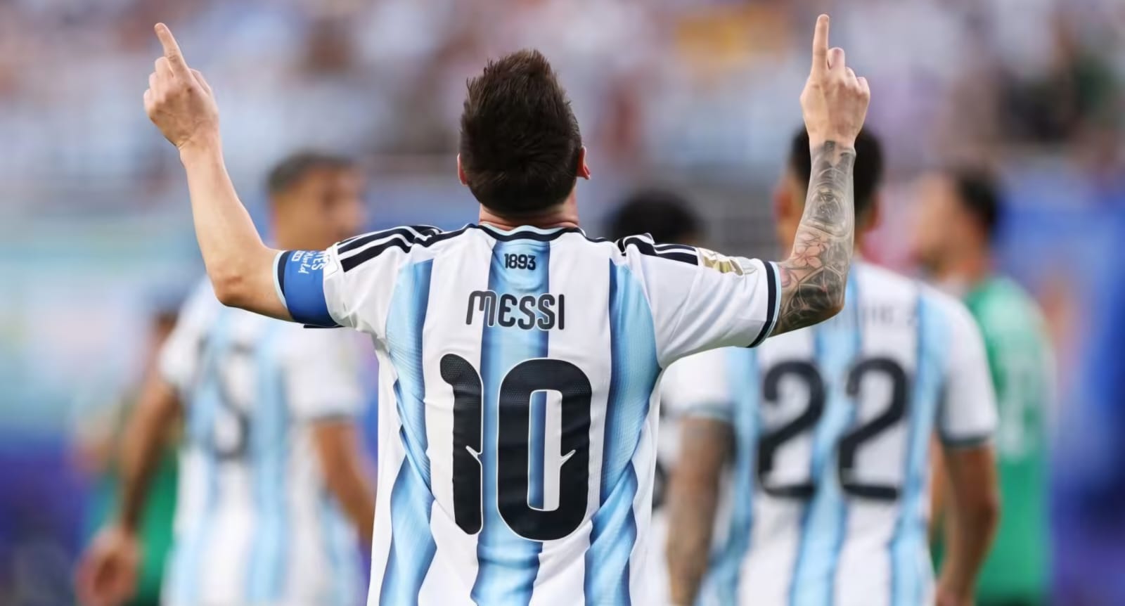 Messi faz hat-trick, iguala Klose como maior artilheiro das Copas e comanda show da Argentina na estreia