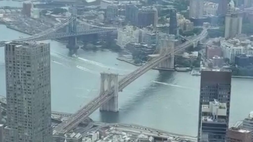 Vídeo: Ponte do Brooklyn em Nova York vira mar verde e amarelo com caminhada de torcedores brasileiros