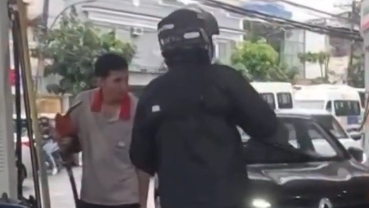 Vídeo: Motociclista ateia fogo em posto após reclamar de combustível