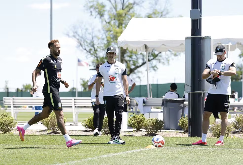 Neymar treina com bola na Seleção e recebe batismo dos companheiros em trabalho reintegrado ao grupo