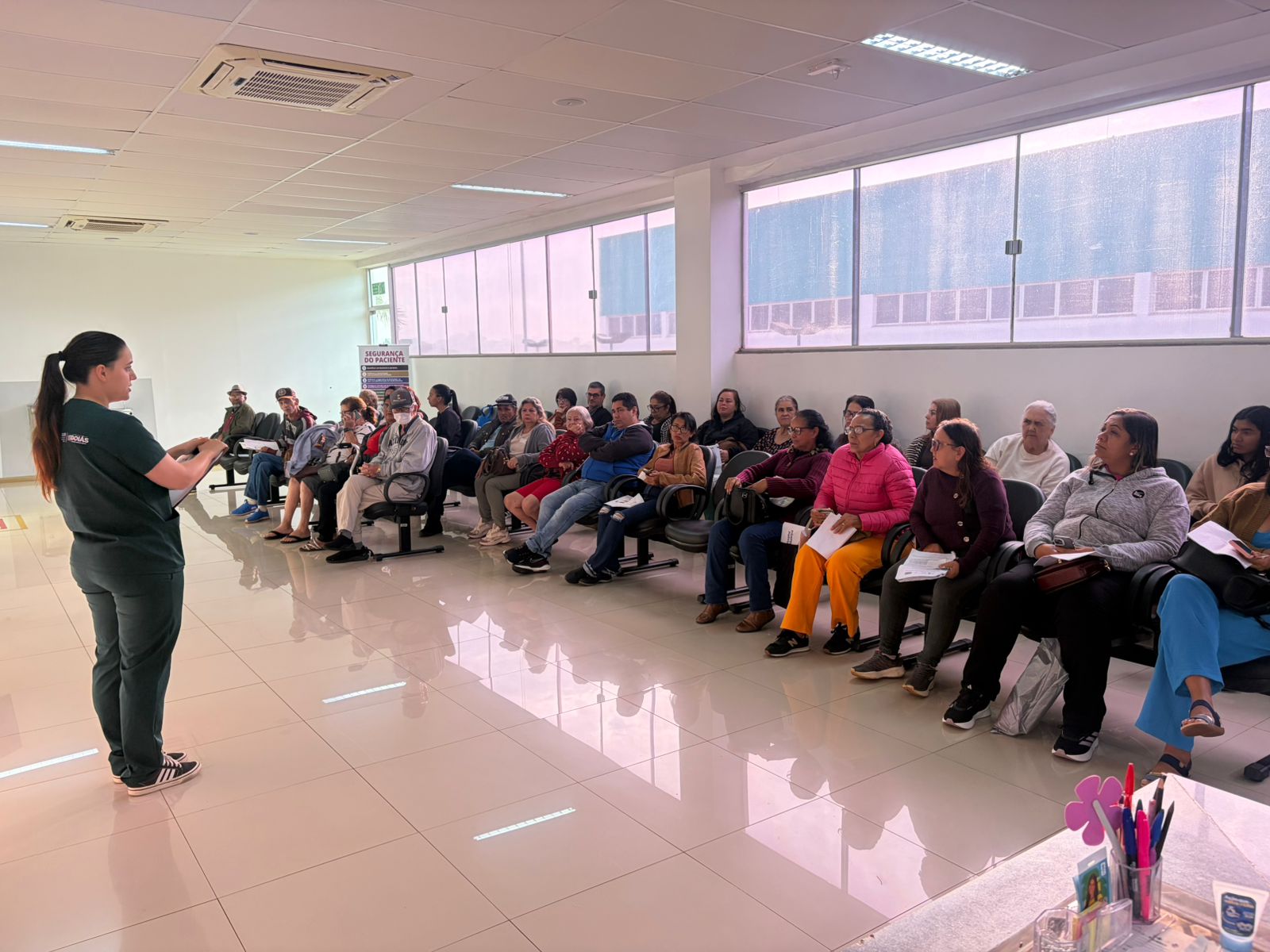 Policlínica de Quirinópolis orienta pacientes sobre reabilitação no Junho Laranja