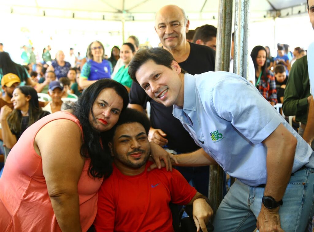 “Nasce um futuro muito melhor”, diz Daniel Vilela ao entregar 48 casas a custo zero a famílias de Porangatu
