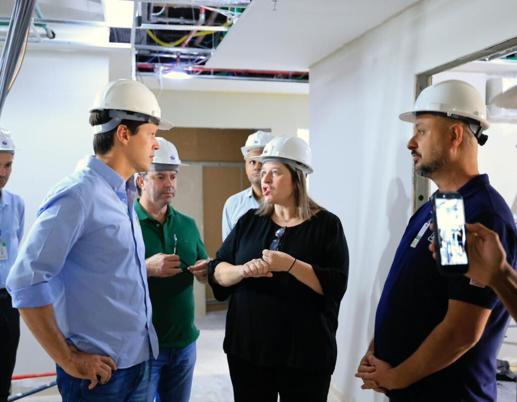 Daniel Vilela vistoria obras de modernização do Hugo