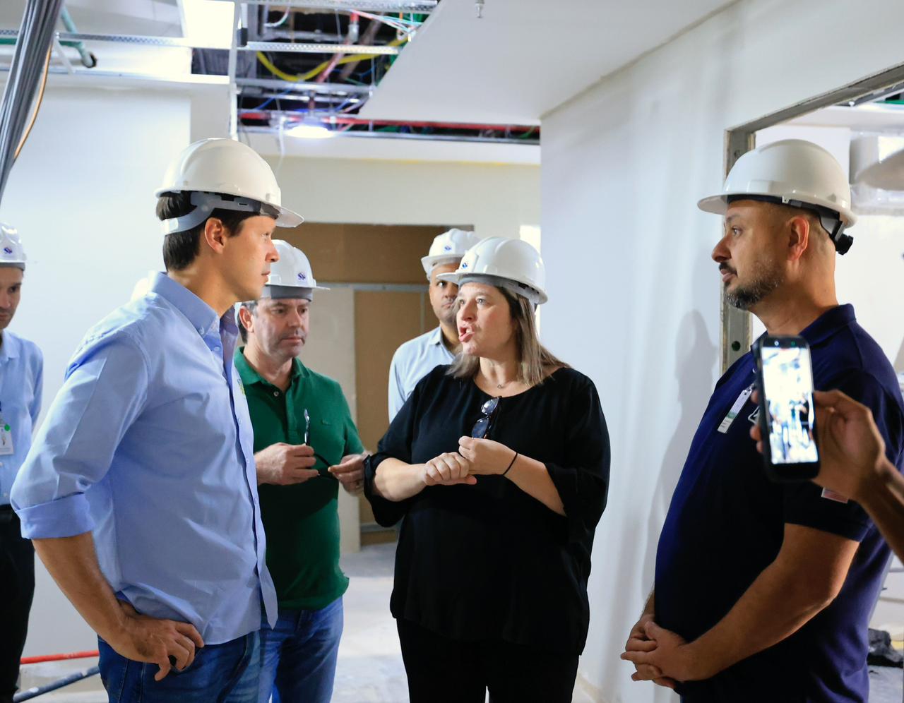 Daniel Vilela vistoria obras de modernização do Hugo