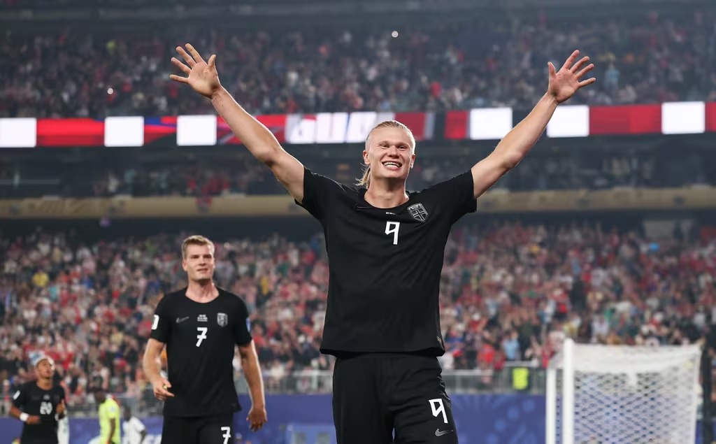 Em jogo frenético, Haaland marca duas vezes, classifica Noruega e encosta em Messi