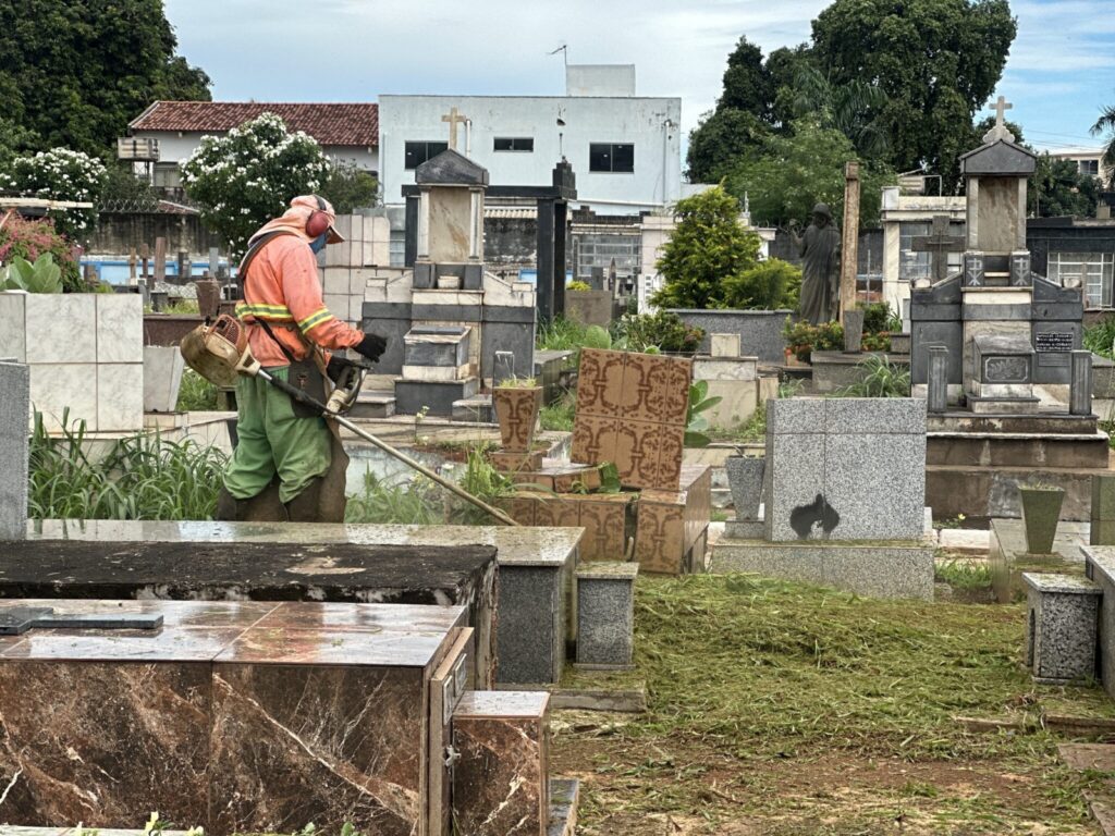 Comurg realiza força-tarefa de limpeza e manutenção no Cemitério Parque em Goiânia