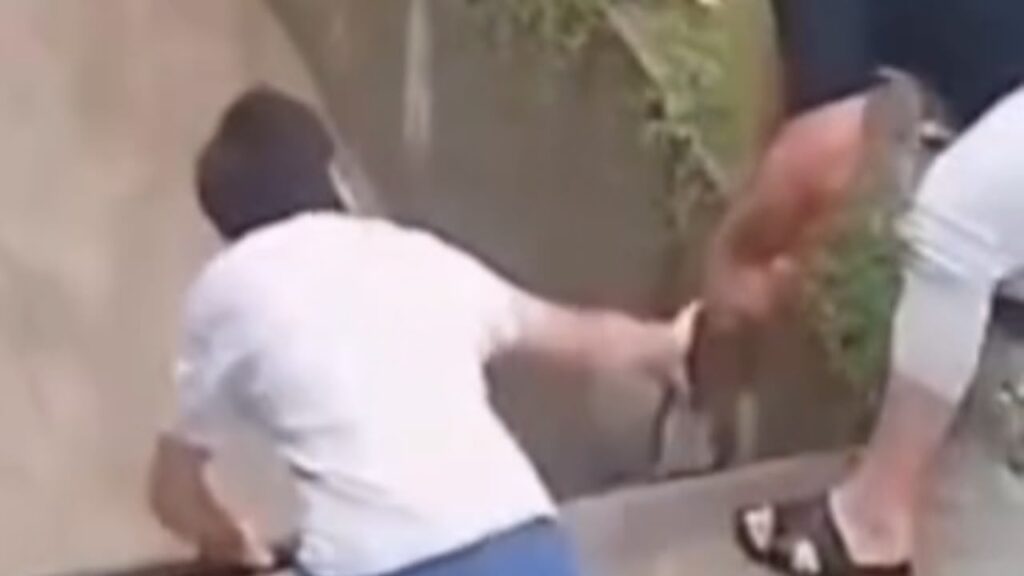 Menino de 12 anos é arrastado por correnteza em canal, mas salvo por homens em ponte; assista ao vídeo