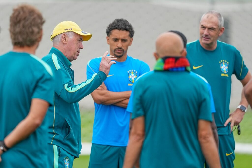 Após atraso em voo, Ancelotti chega cansado, mas confia em evolução do Brasil contra a Escócia