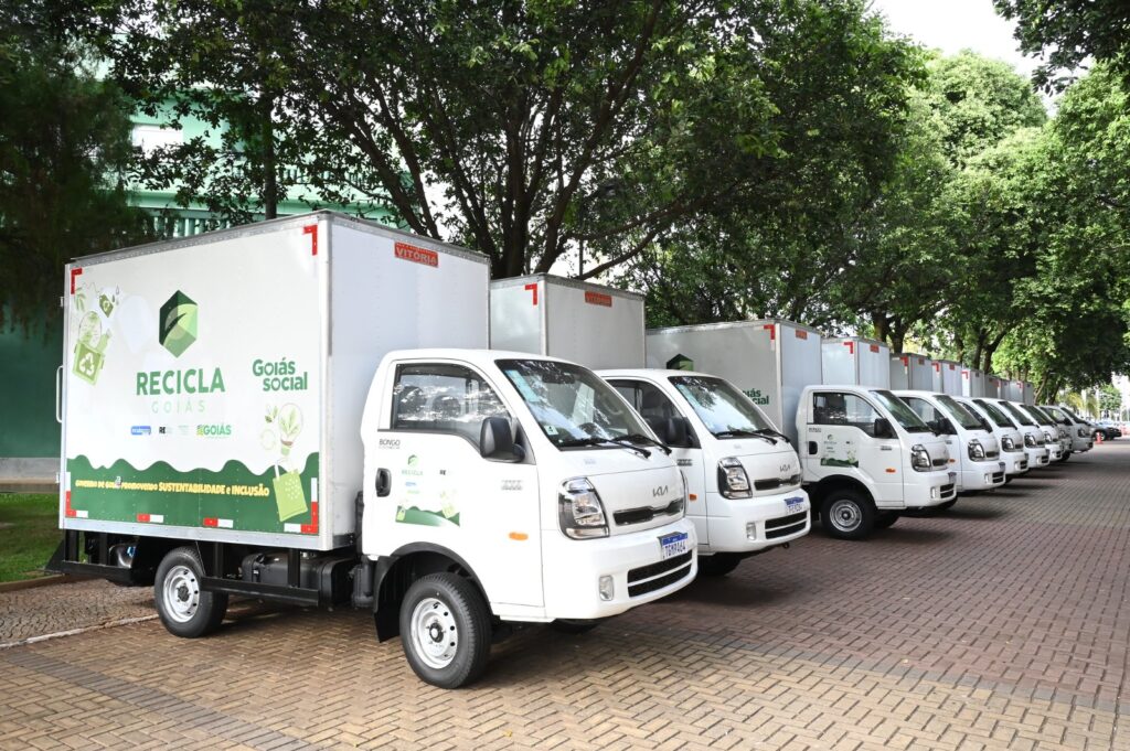 Estado amplia estrutura do programa Recicla Goiás com entrega de 10 caminhões