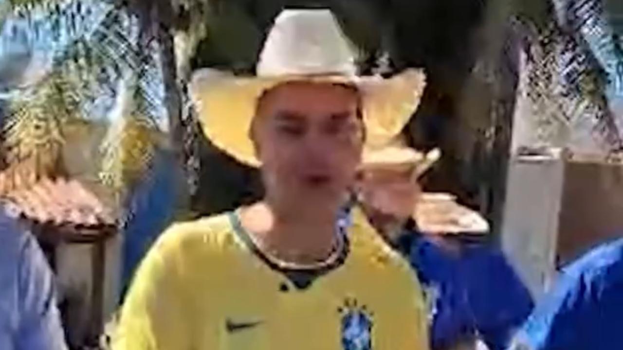 Flávio Bolsonaro chega em evento em Goiânia a cavalo e chapéu para lançar candidaturas do PL; veja vídeo