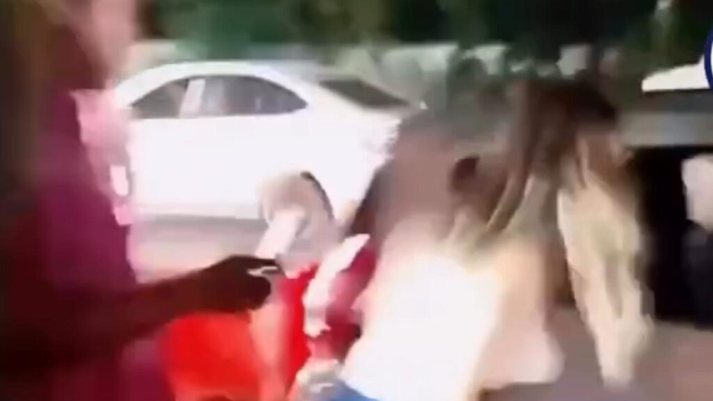 Mãe entra em desespero ao reconhecer filho entre mortos em execução tripla; assista ao vídeo