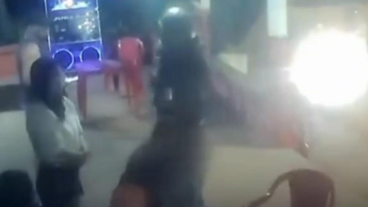 Jovem é morto a tiros dentro de bar e câmera de segurança registra execução; assista ao vídeo