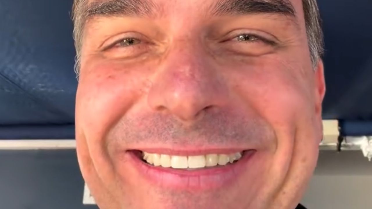 Vídeo: Flávio Bolsonaro diz que "22 salvou o Brasil" após vitória da Seleção sobre Japão