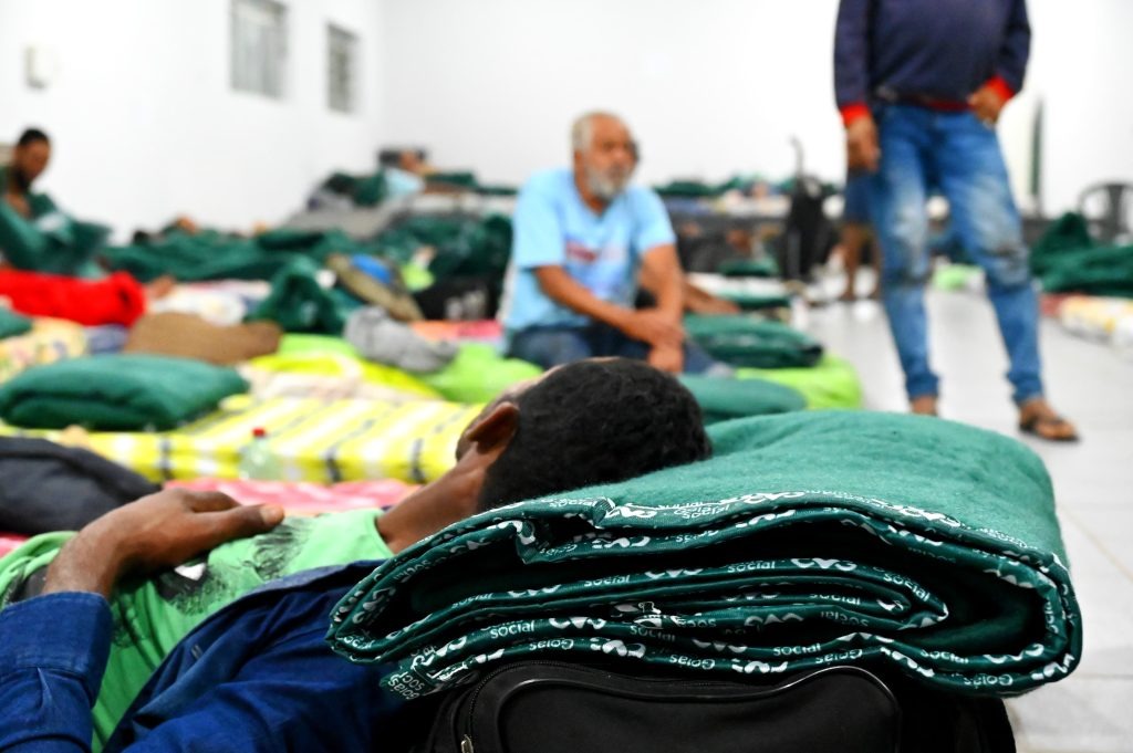 Prefeitura de Goiânia disponibiliza 70 vagas em abrigos emergenciais para pessoas em situação de rua durante o frio