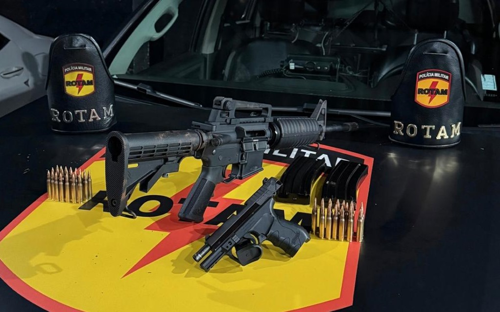 Cinco suspeitos de integrar facção criminosa são detidos com fuzil e pistola em Goiânia