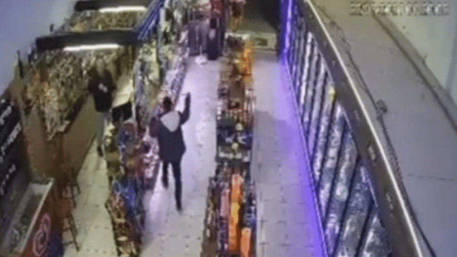 Irritado com preço de cerveja cliente tenta matar dono de loja, vídeo
