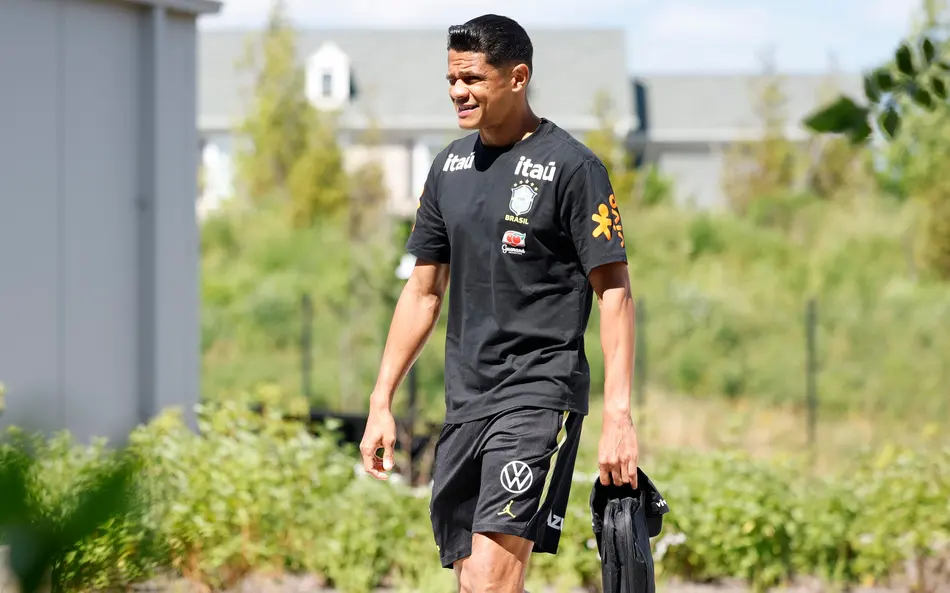 Douglas Santos cobra humildade do Brasil antes de confronto com Haiti