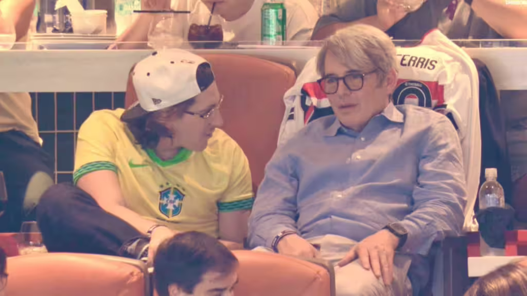 Matthew Broderick surpreende ao aparecer com camisa do São Paulo
