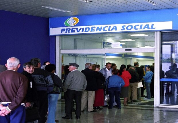 Governo Lula quer zerar fila atrasada do INSS até setembro