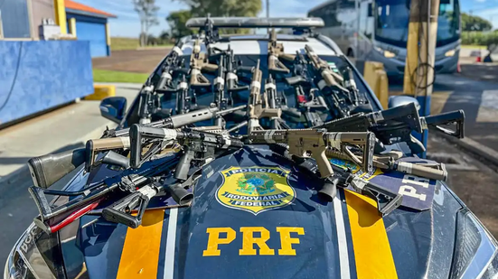 PRF faz maior apreensão de fuzis da história em rodovia do Paraná