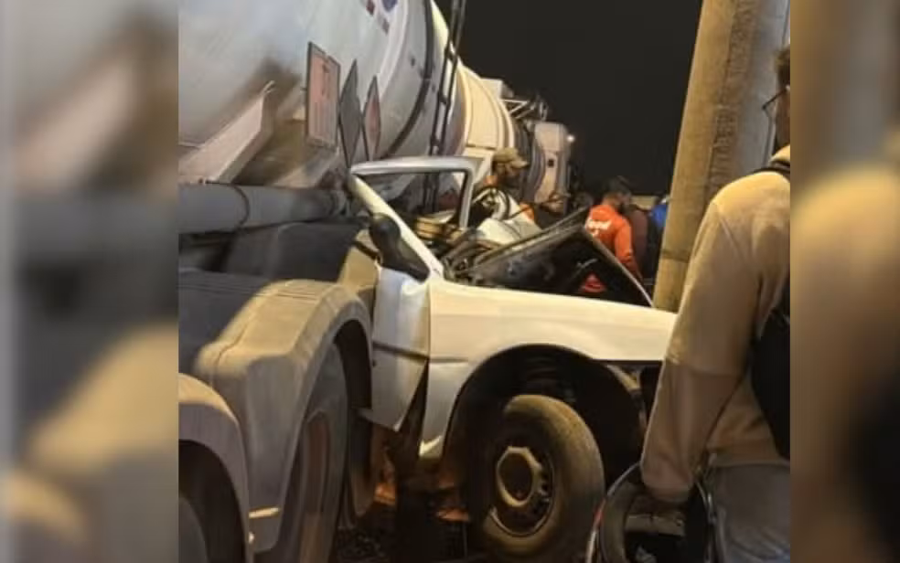 Motorista morre após carro ficar prensado entre caminhão e poste em Aparecida de Goiânia