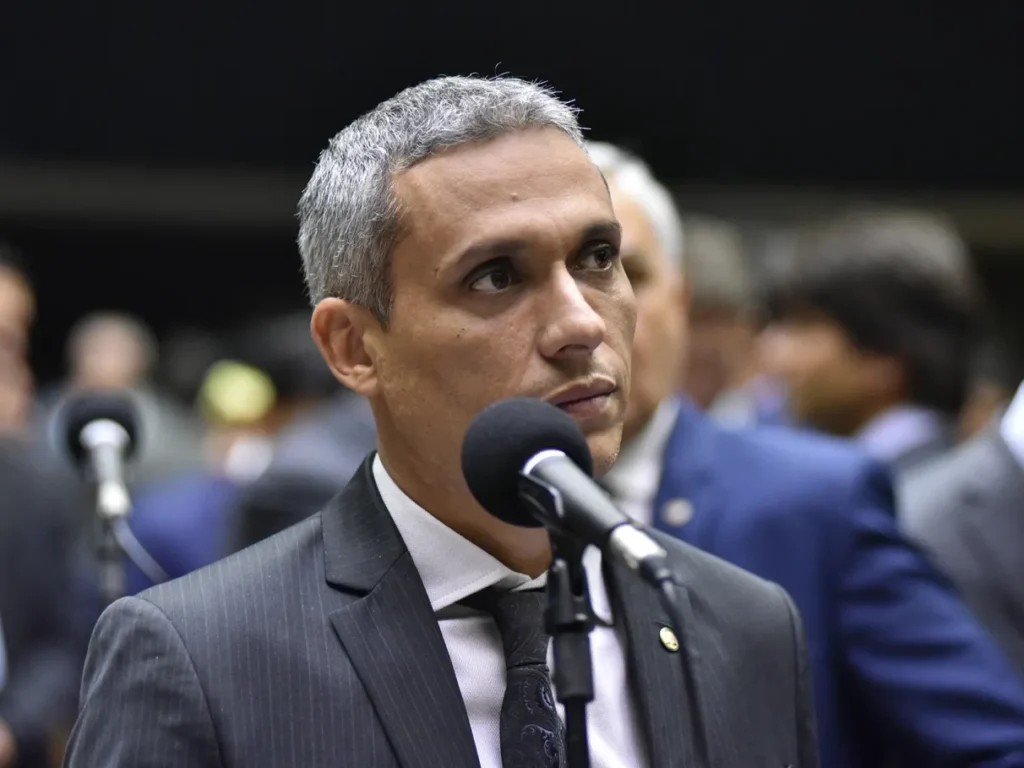 Gustavo Gayer não passará por cirurgia de obstrução intestinal neste momento após melhora no quadro