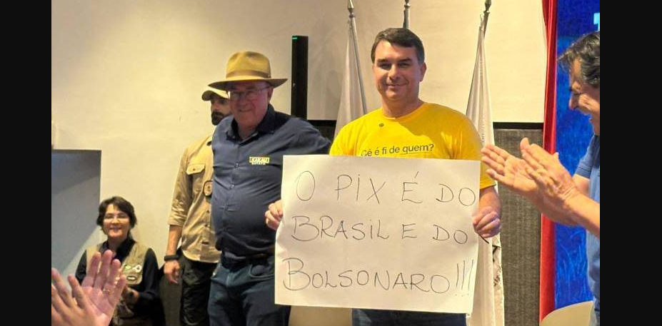 Flávio Bolsonaro entra na disputa e diz que "o Pix é do Bolsonaro"