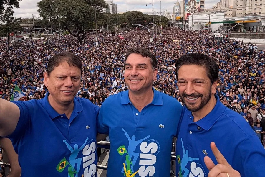Na Marcha para Jesus, Flávio Bolsonaro diz que “o mal” será expulso do governo