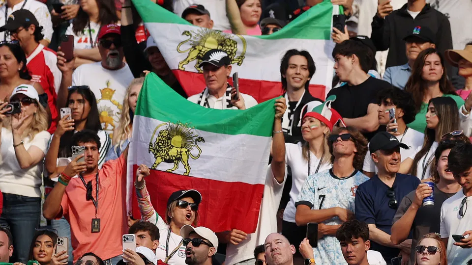 Torcedores exibem bandeira anti-regime do Irã em partida da Copa do Mundo