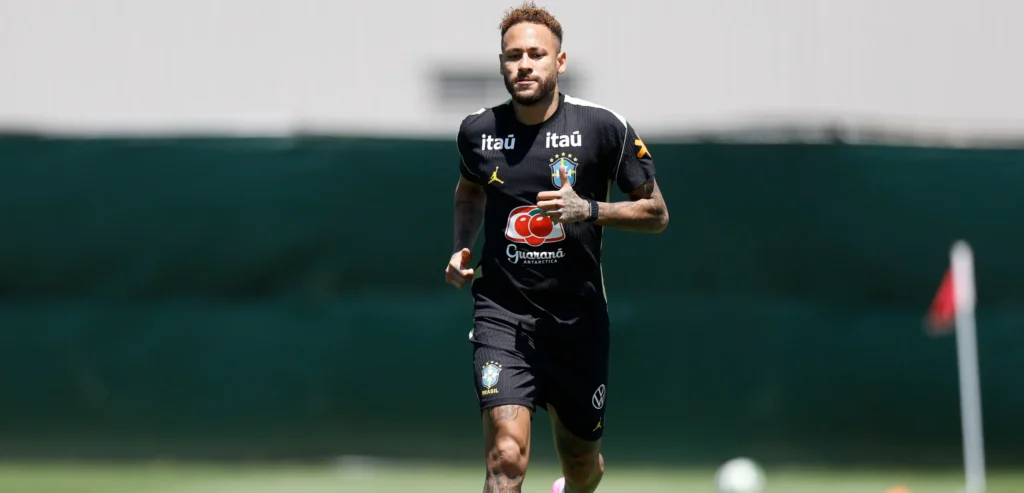 Em recuperação, Neymar vai a campo e treina com a Seleção Brasileira