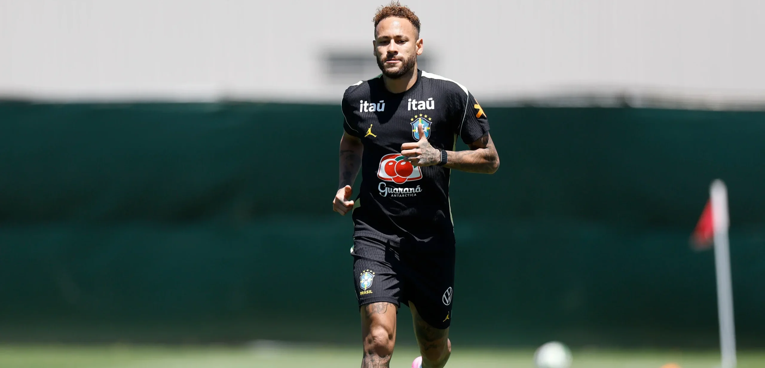 Em recuperação, Neymar vai a campo e treina com a Seleção Brasileira